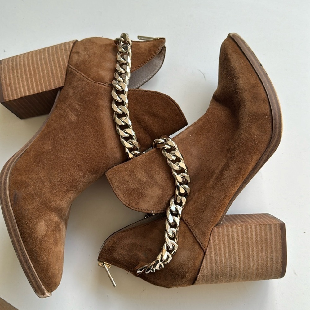 Like new Steve Madden Cedar heeled booties w/silver chain